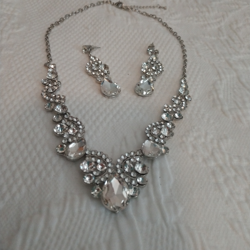 Elegant necklace and earring set